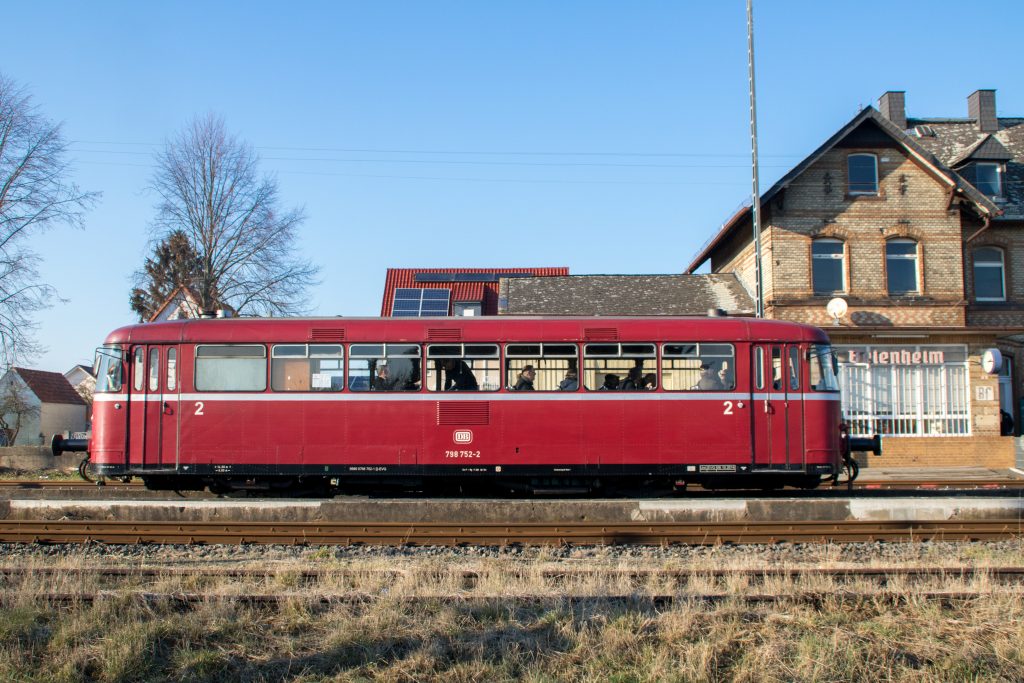 798 752 steht im Bahnhof Beienheim auf der Horlofftalbahn, aufgenommen