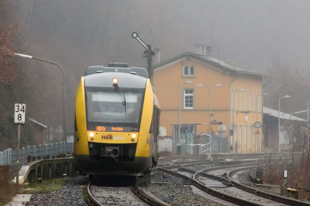 Ein LINT der HLB am Bahnhof Aumenau auf der Lahntalbahn, aufgenommen am