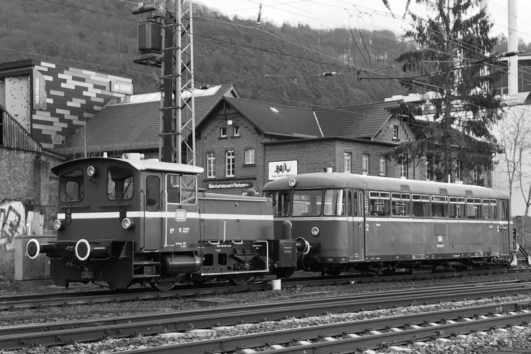 Vor dem Bahnbetriebswerk Marburg steht 332 227 mit 798 829, aufgenommen