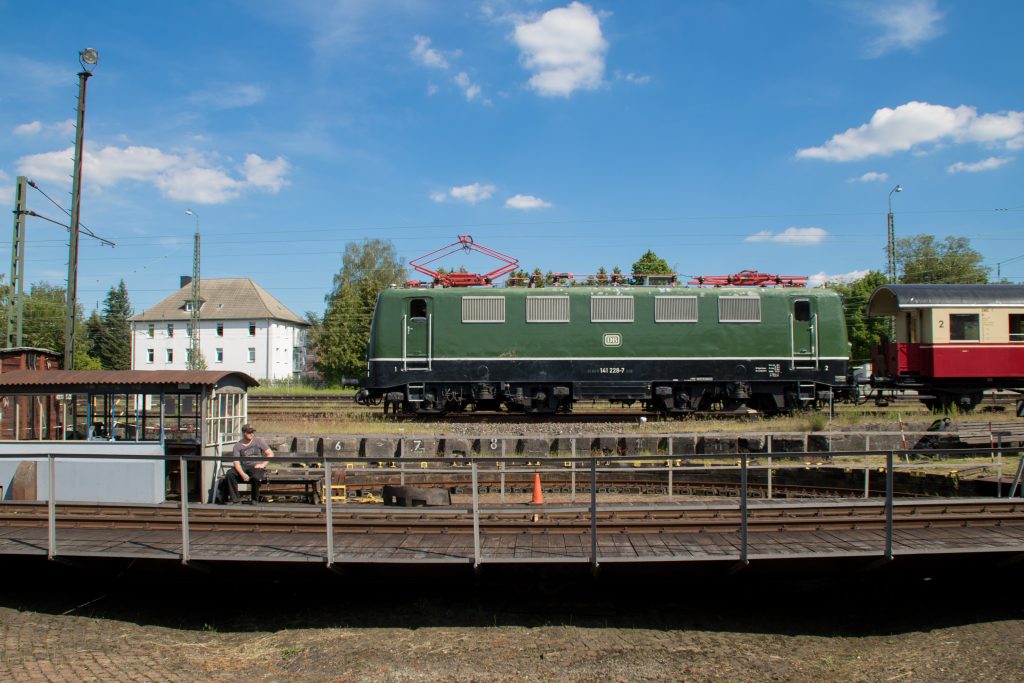 141 228 an der Drehscheibe im Bahnbetriebswerk DarmstadtKranichstein