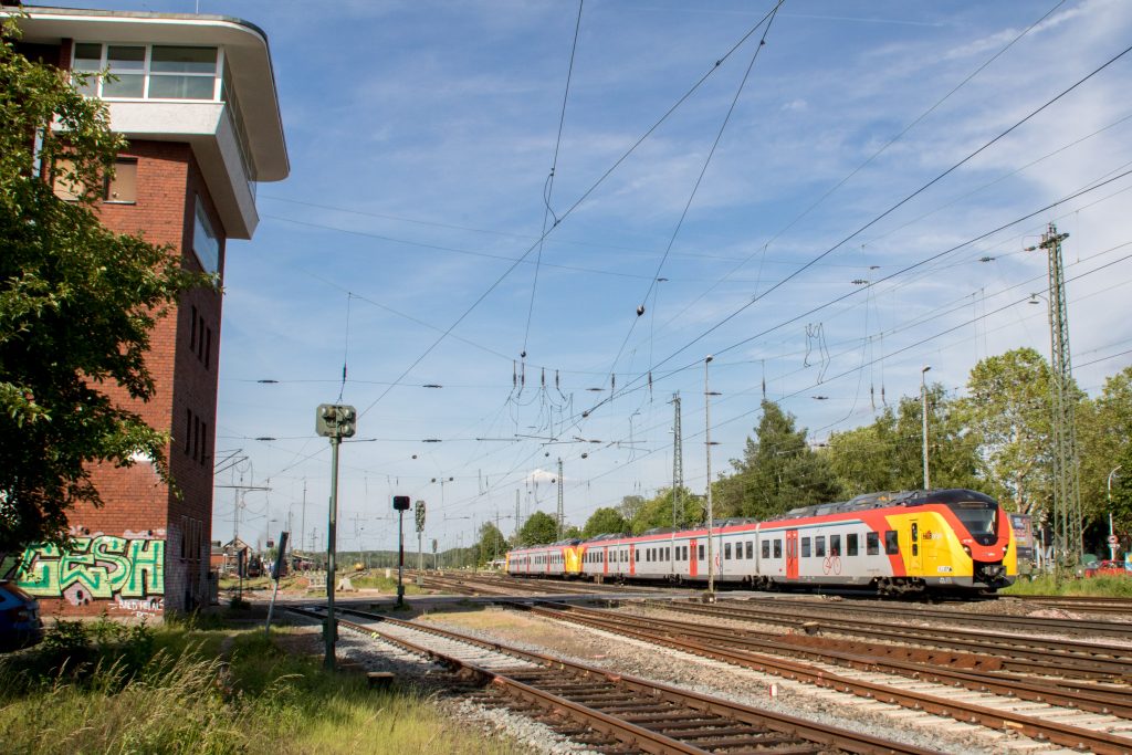 Zwei 1440 der HLB am Stellwerk Kf im Bahnhof DarmstadtKranichstein