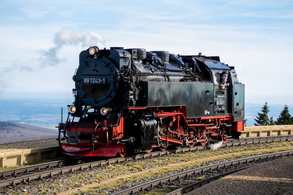 99 7243 rangiert im Bahnhof Brocken, aufgenommen am 02.10.2023.