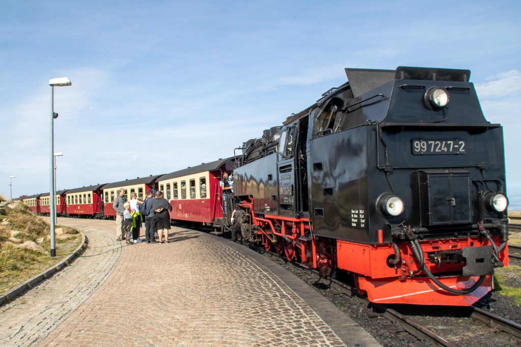 99 7247 steht abfahrbereit im Bahnhof Brocken, aufgenommen am 02.10.2023.