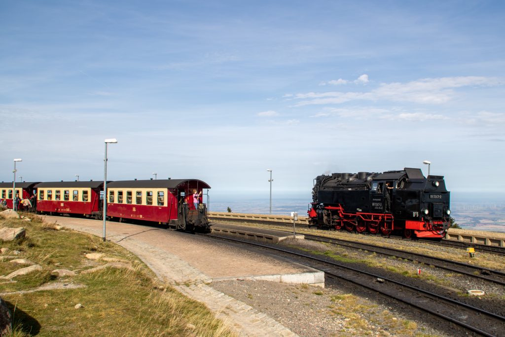 99 7247 rangiert im Bahnhof Brocken, aufgenommen am 02.10.2023.