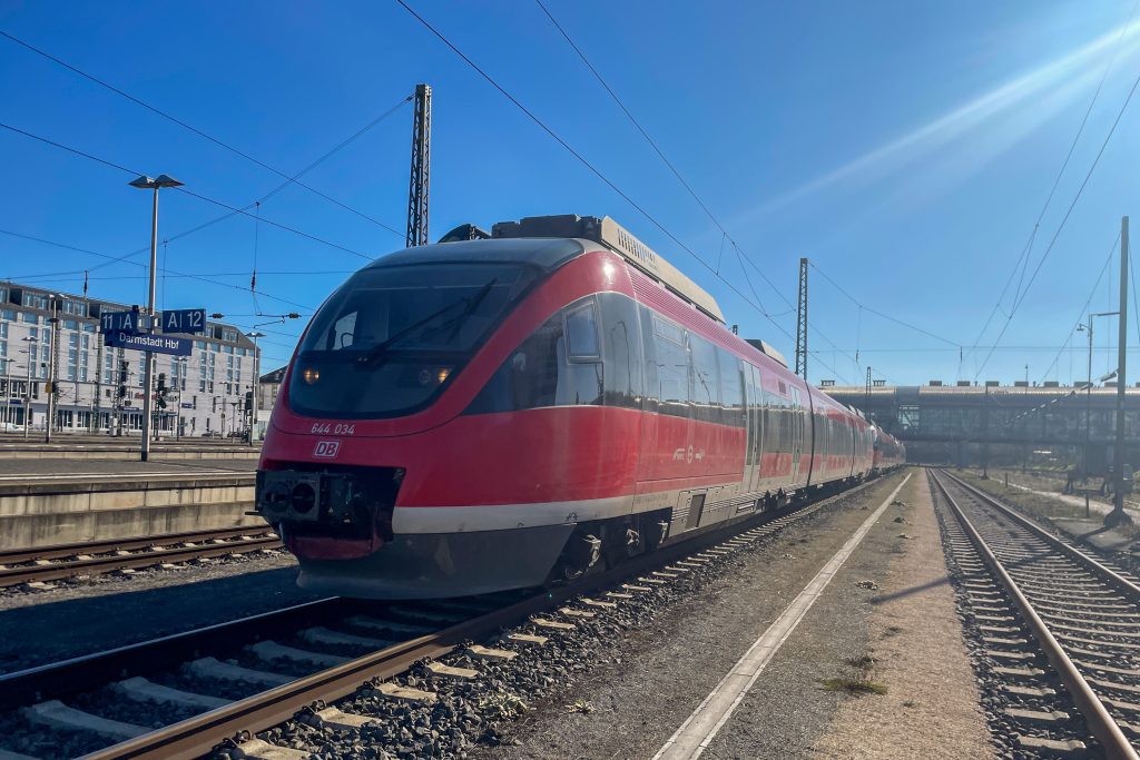 644 053 und zwei weitere 644 stehen in Darmstadt, aufgenommen am 13.02.2023.