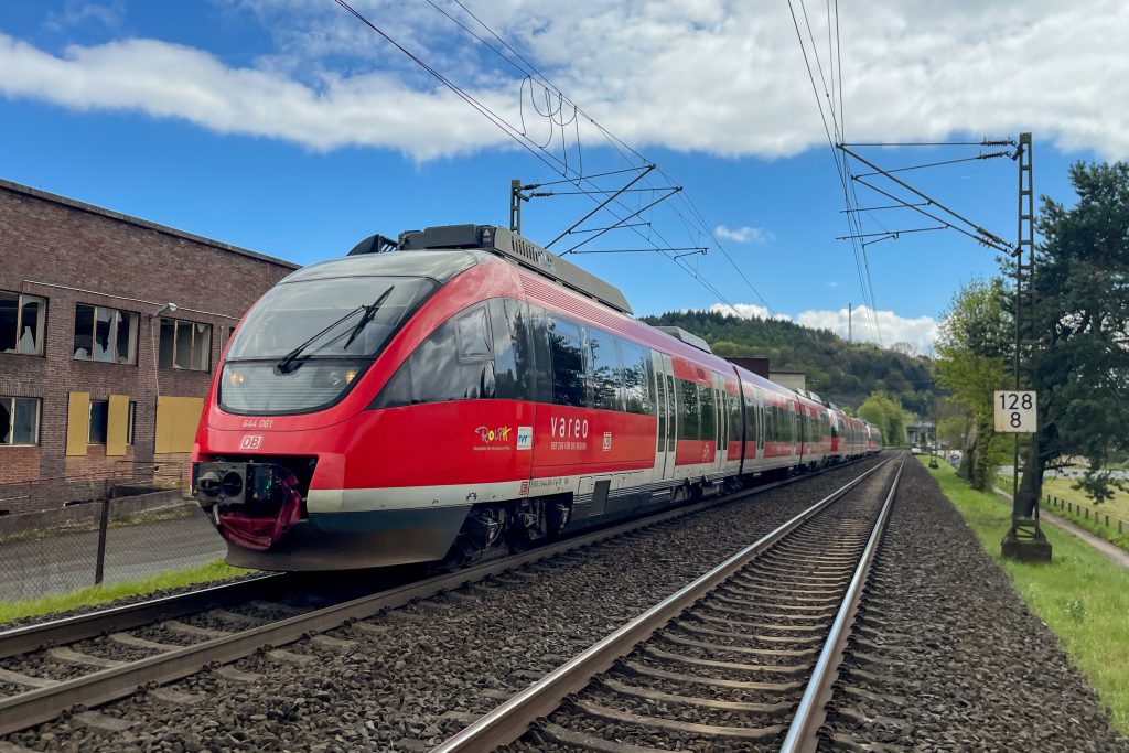 644 061 und zwei weitere 644 bei Herborn-Burg auf der Dillstrecke, aufgenommen am 02.05.2023.