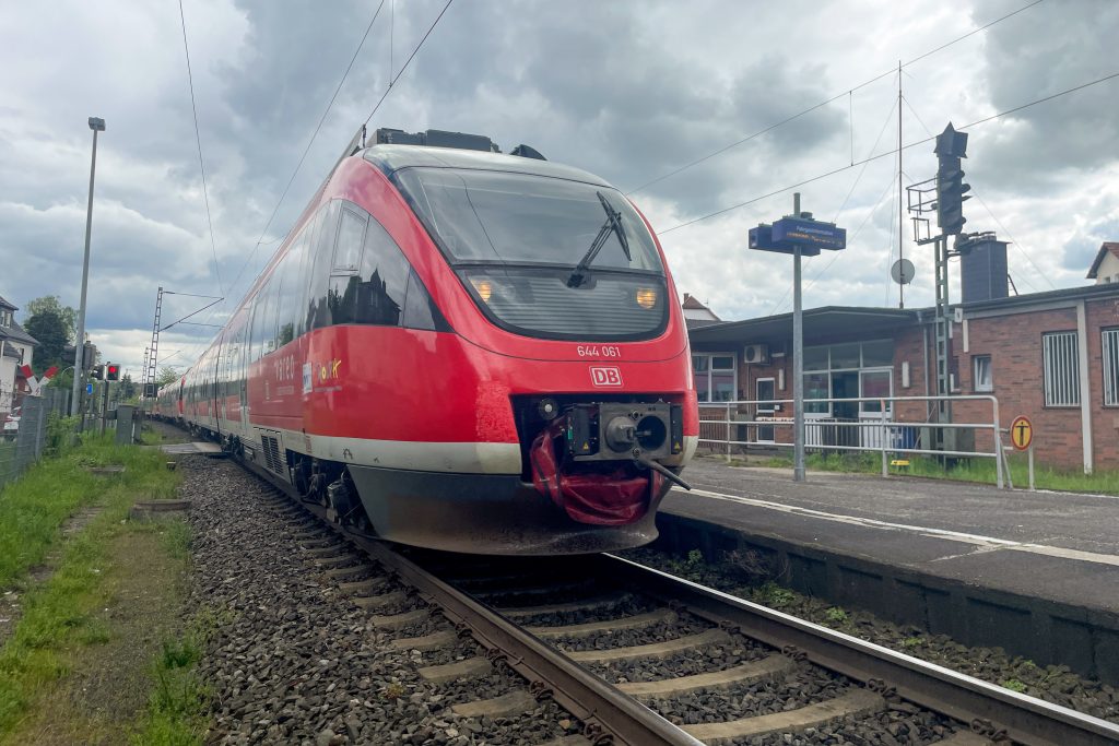 644 061 und zwei weitere 644 im Bahnhof Dutenhofen auf der Dillstrecke, aufgenommen am 02.05.2023.
