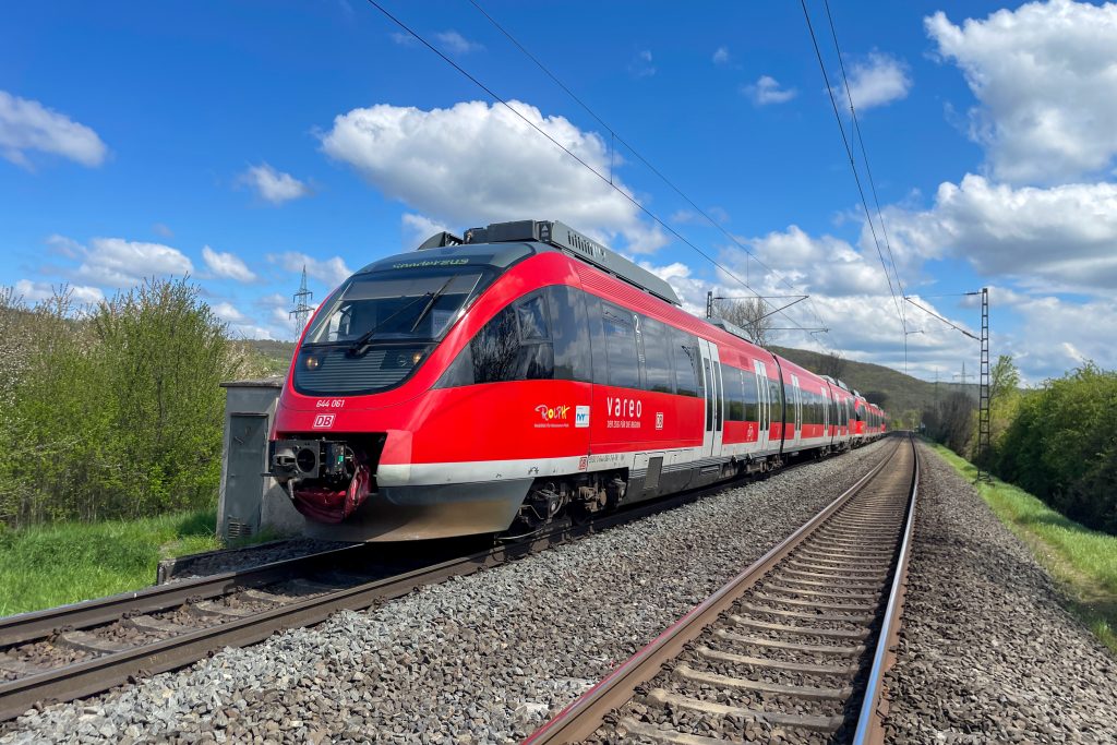 644 061 und zwei weitere 644 bei Katzenfurt auf der Dillstrecke, aufgenommen am 02.05.2023.