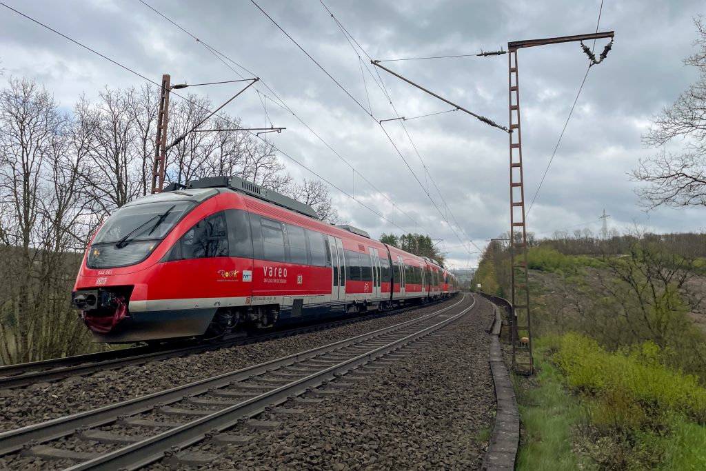 644 061 und zwei weitere 644 bei Rudersdorf auf der Dillstrecke, aufgenommen am 02.05.2023.