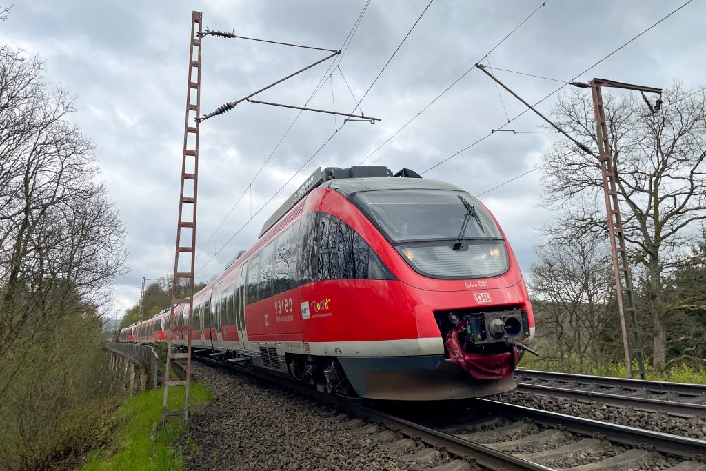 644 061 und zwei weitere 644 auf dem Rudersdorfer Viadukt auf der Dillstrecke, aufgenommen am 02.05.2023.