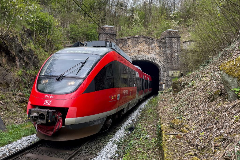 644 061 und zwei weitere 644 verlassen den eingleisigen Giersbergtunnel in Siegen auf der Dillstrecke, aufgenommen am 02.05.2023.