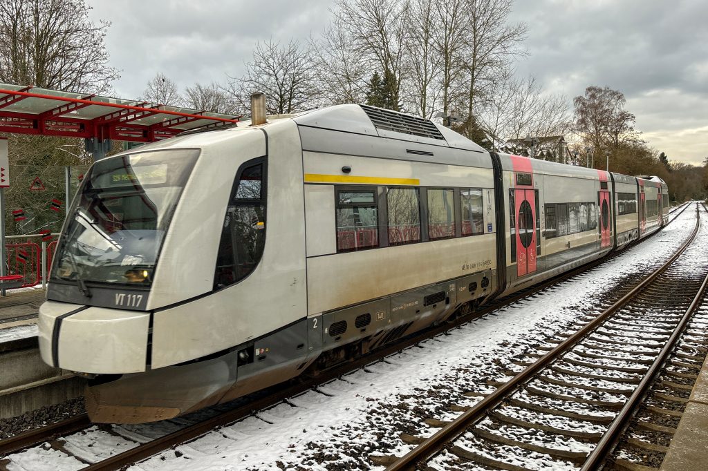 609 117 am Haltepunkt Mettmann-Zentrum auf der Düsseltalbahn, aufgenommen am 16.01.2024.