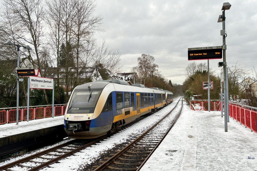648 439 und ein weiterer 648 am Haltepunkt Mettmann-Zentrum auf der Düsseltalbahn, aufgenommen am 16.01.2024.