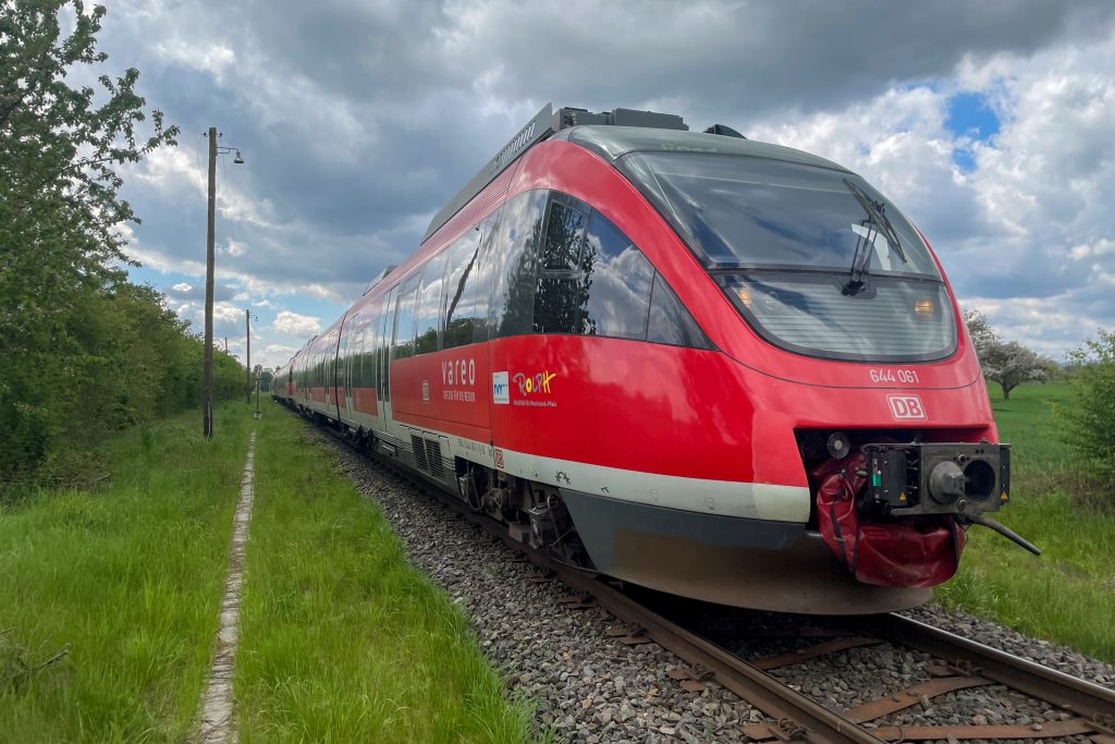 644 061 und zwei weitere 644 bei Rodheim, aufgenommen am 02.05.2023.