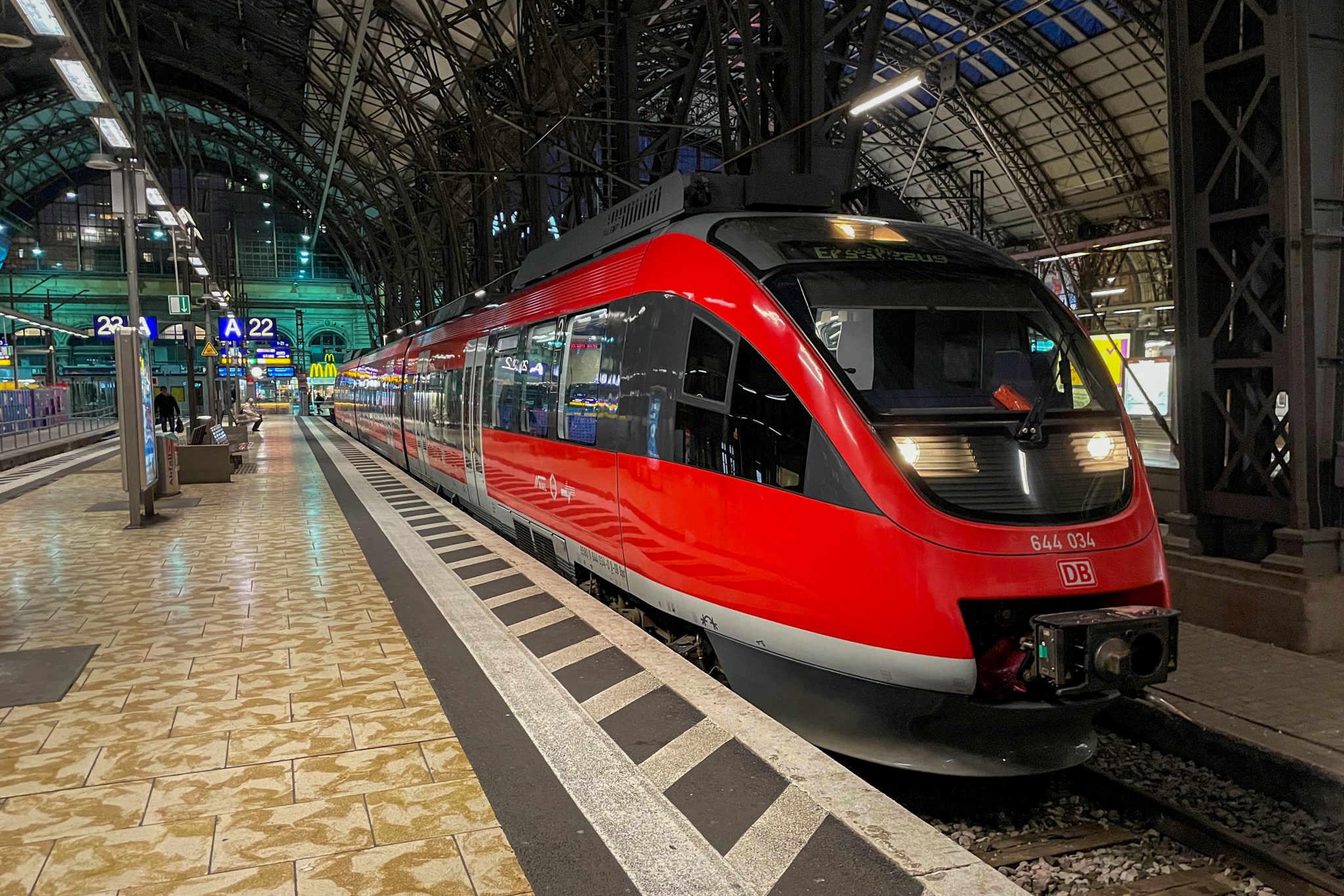 644-034-steht-in-frankfurt-hbf-aufgenommen-am-29-03-2023