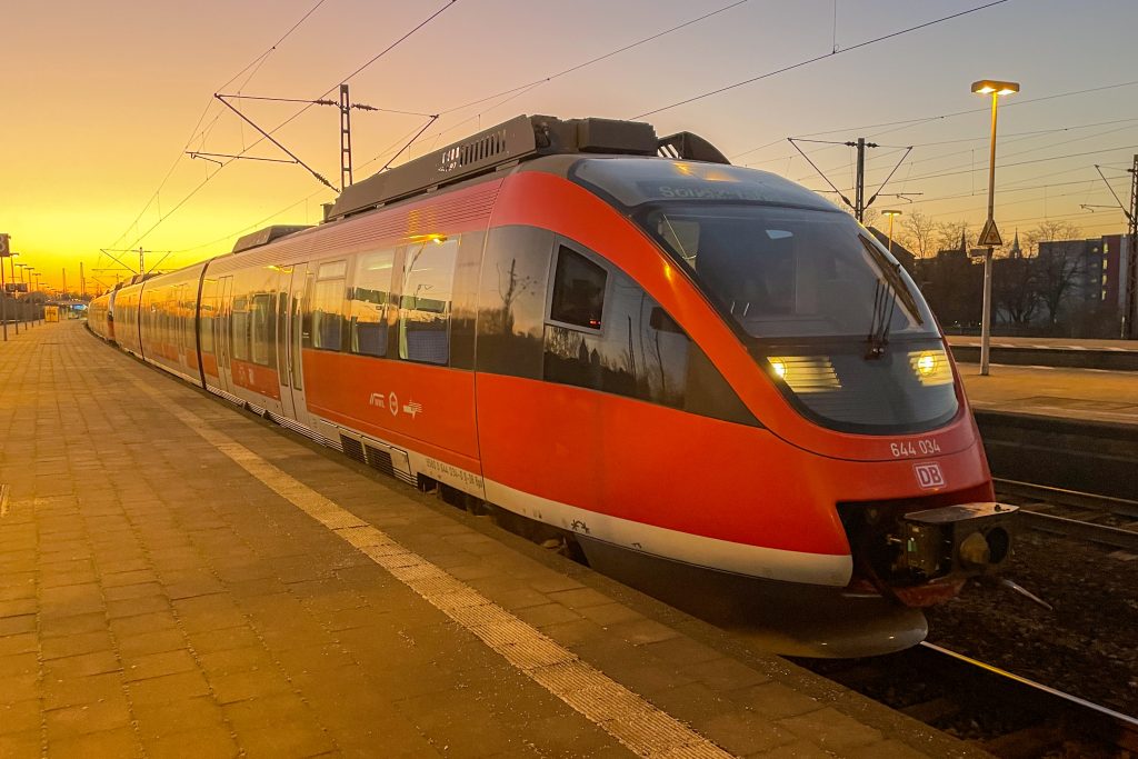 644 034 und zwei weitere 644 stehen bei Abendlicht im Bahnhof Gelsenkirchen, aufgenommen am 13.02.2023.