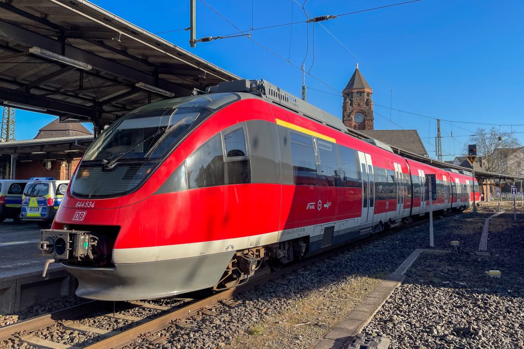 644 034 steht am Bahnsteig in Gießen, aufgenommen am 13.02.2023.