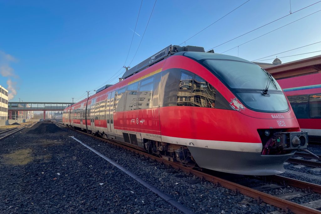 644 034 steht im Bahnhof Gießen, aufgenommen am 13.02.2023.