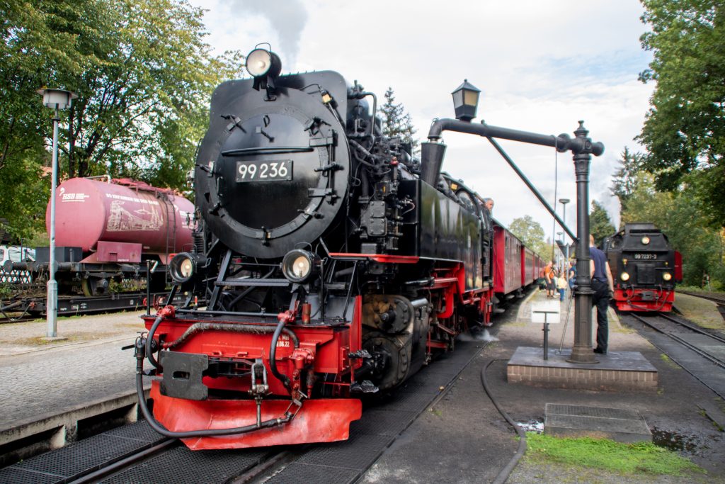 99 236 nimmt Wasser im Bahnhof Drei-Annen-Hohne, aufgenommen am 02.10.2023.