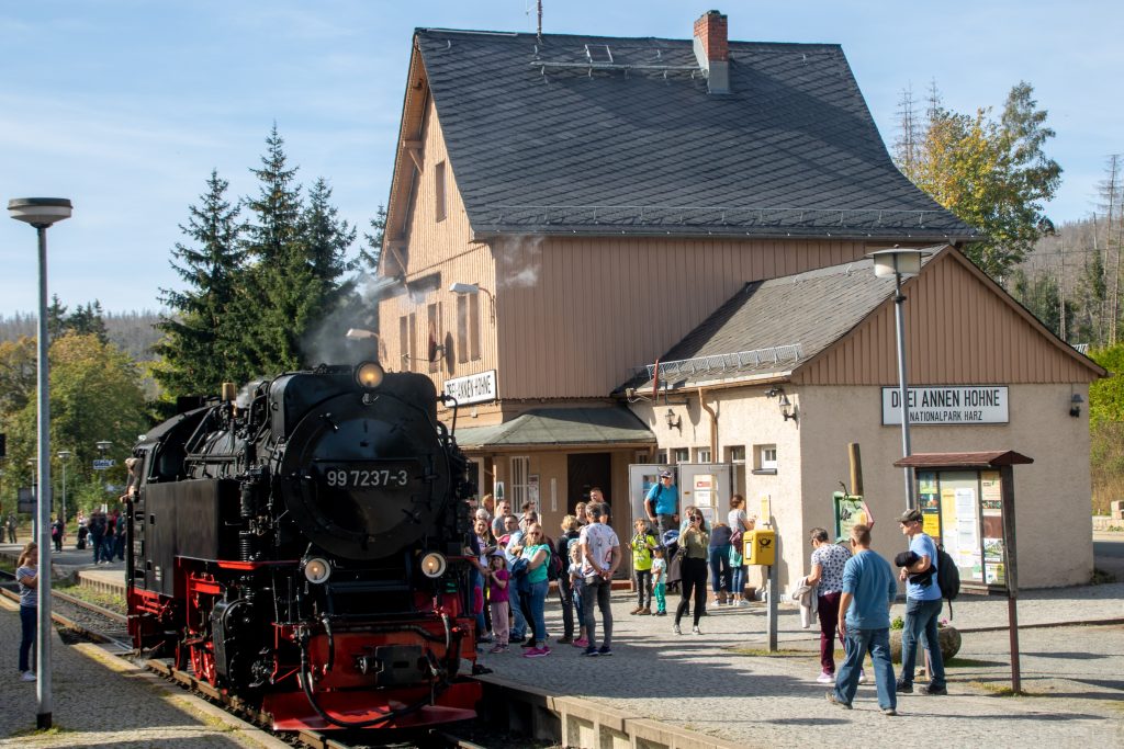 99 7235 rangiert im Bahnhof Drei-Annen-Hohne auf der Harzquerbahn, aufgenommen am 02.10.2023.