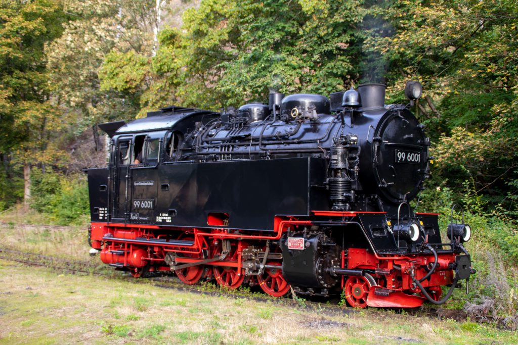 99 6001 im Bahnhof Eisfelder-Talmühle, aufgenommen am 02.10.2023.