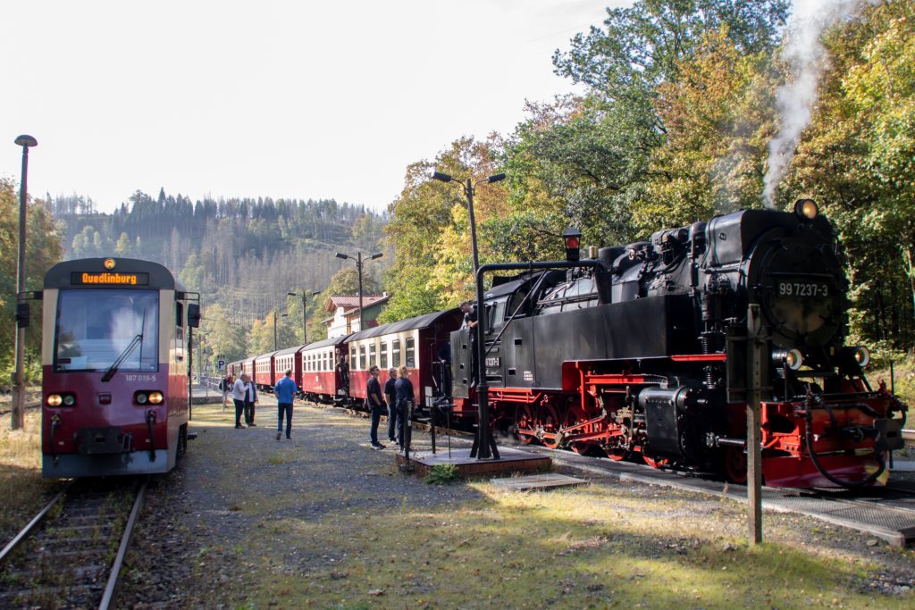 99 7235 mit 187 019 in Eisfelder-Talmühle auf der Harzquerbahn, aufgenommen am 02.10.2023.