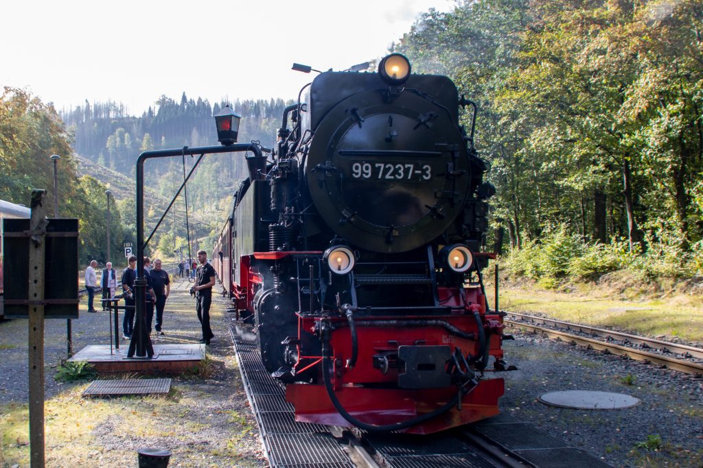 99 7235 nimmt Wasser in Eisfelder-Talmühle auf der Harzquerbahn, aufgenommen am 02.10.2023.