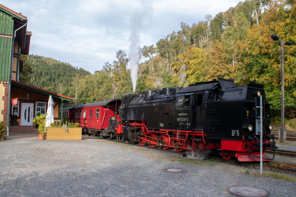 99 7237 hält im Bahnhof Eisfelder-Talmühle, aufgenommen am 02.10.2023.