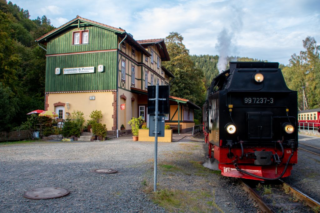 99 7237 steht im Bahnhof Eisfelder-Talmühle, aufgenommen am 02.10.2023.