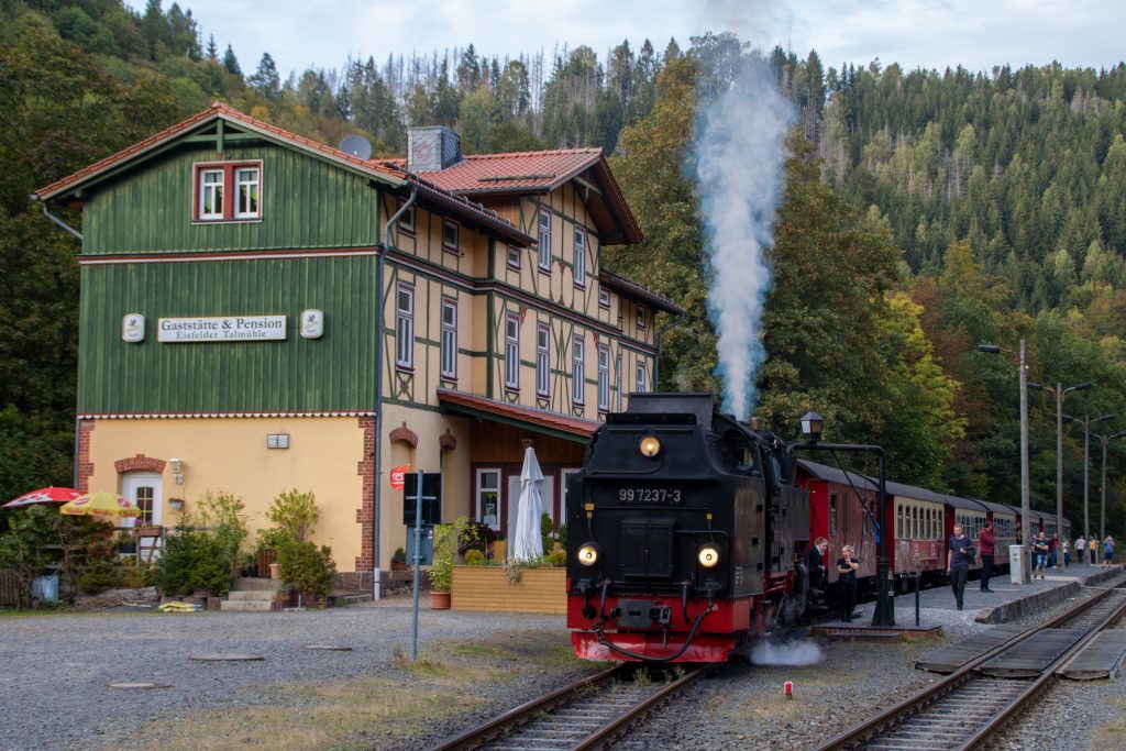 99 7237 am Bahnsteig im Bahnhof Eisfelder-Talmühle, aufgenommen am 02.10.2023.