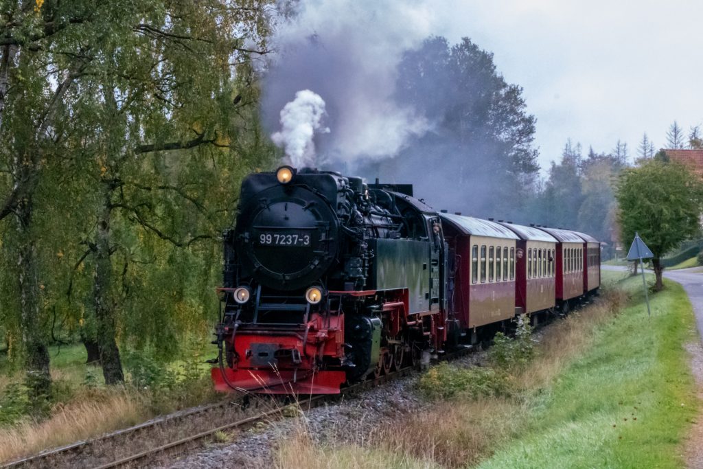 99 7237 vor Sorge auf der Harzquerbahn, aufgenommen am 04.10.2023.