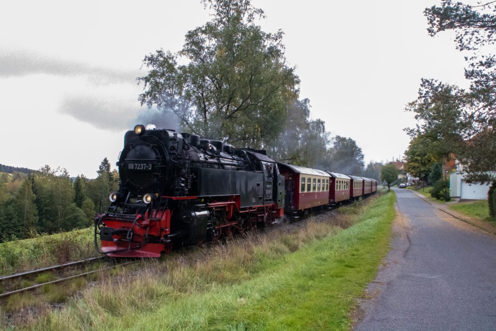 99 7237 bei Sorge auf der Harzquerbahn, aufgenommen am 04.10.2023.