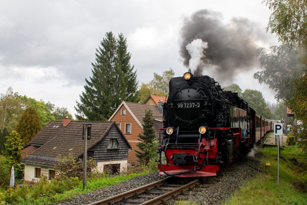 99 7237 verlässt den Bahnsteig in Sorge auf der Harzquerbahn, aufgenommen am 04.10.2023.