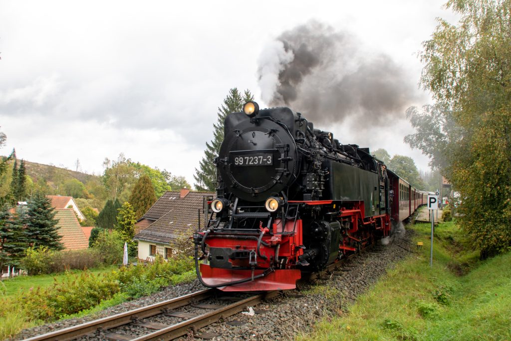 99 7237 verlässt Sorge auf der Harzquerbahn, aufgenommen am 04.10.2023.