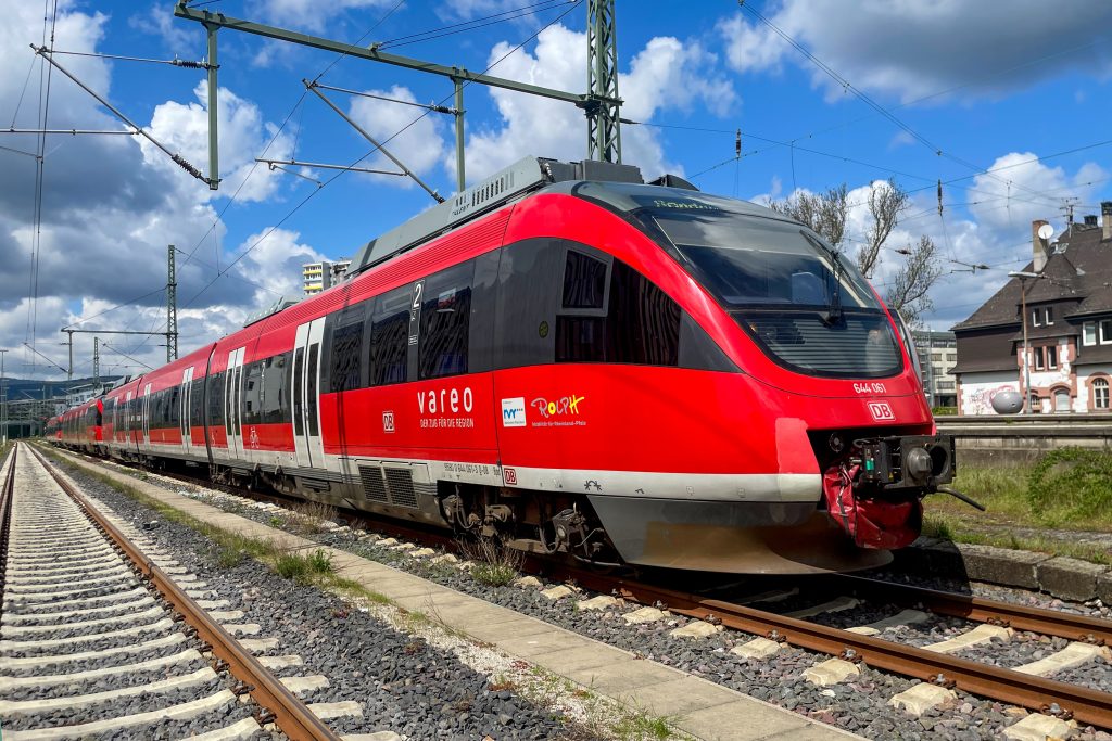 644 061 und zwei weitere 644 stehen im Bahnhof Bad Homburg, aufgenommen am 02.05.2023.