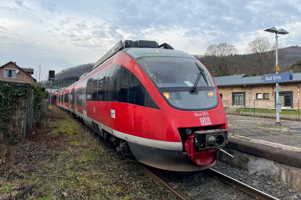 644 053 und zwei weitere 644 halten in Bad Ems auf der Lahntalbahn, aufgenommen am 22.02.2023.