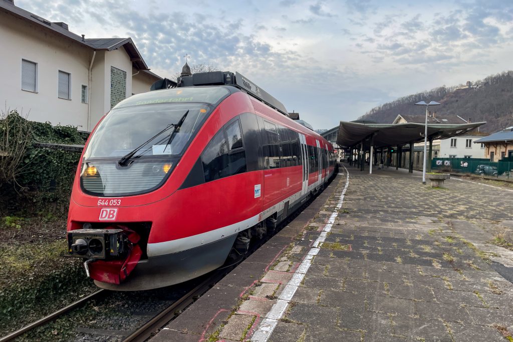 644 053 und zwei weitere 644 halten im Bahnhof Bad Ems auf der Lahntalbahn, aufgenommen am 22.02.2023.