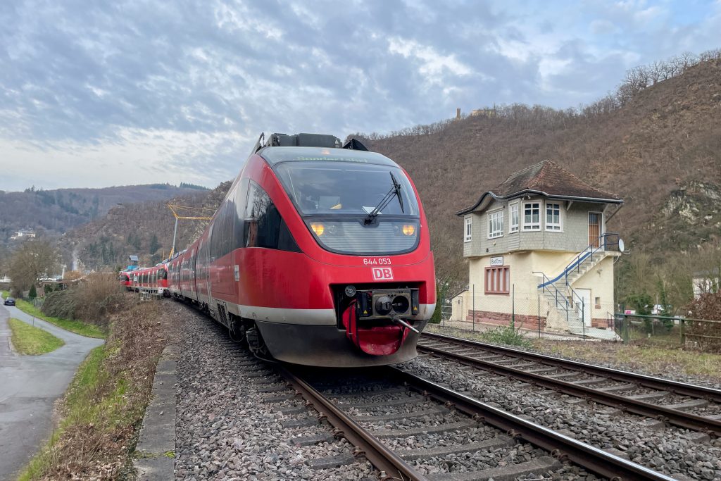 644 053 und zwei weitere 644 am ehemaligen Stellwerk in Bad Ems auf der Lahntalbahn, aufgenommen am 22.02.2023.