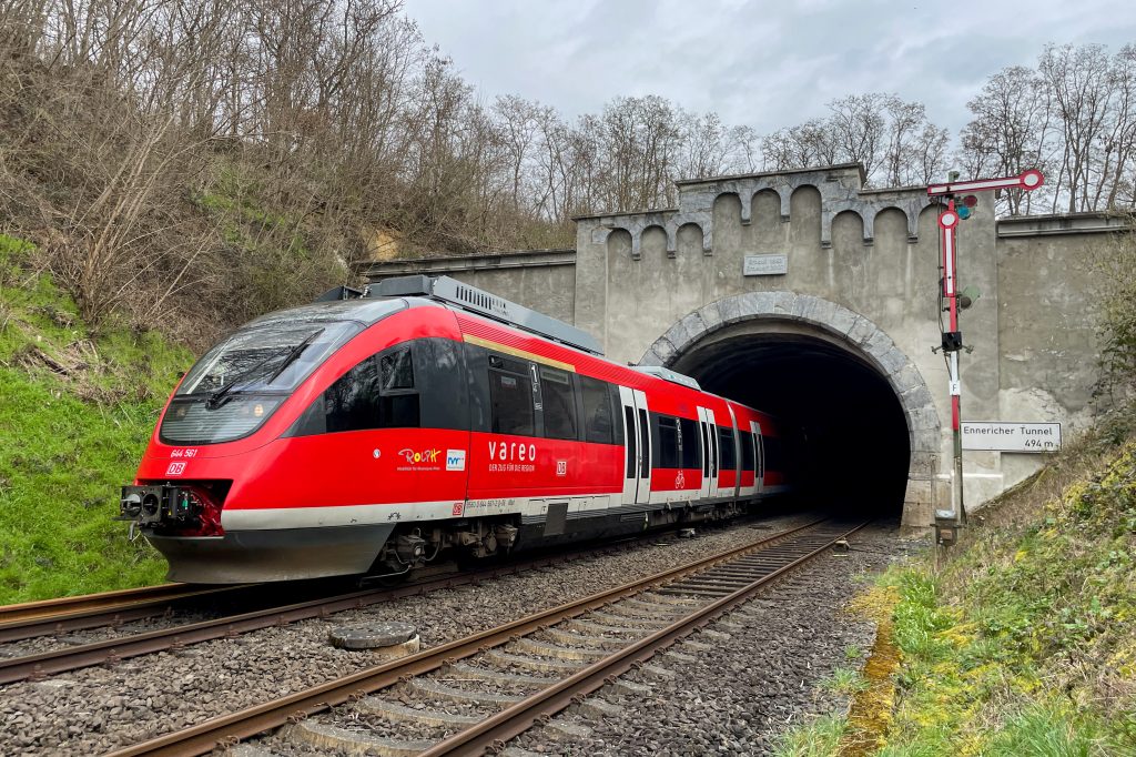 644 061 verlässt den Ennericher Tunnel auf der Lahntalbahn, aufgenommen am 29.03.2023.