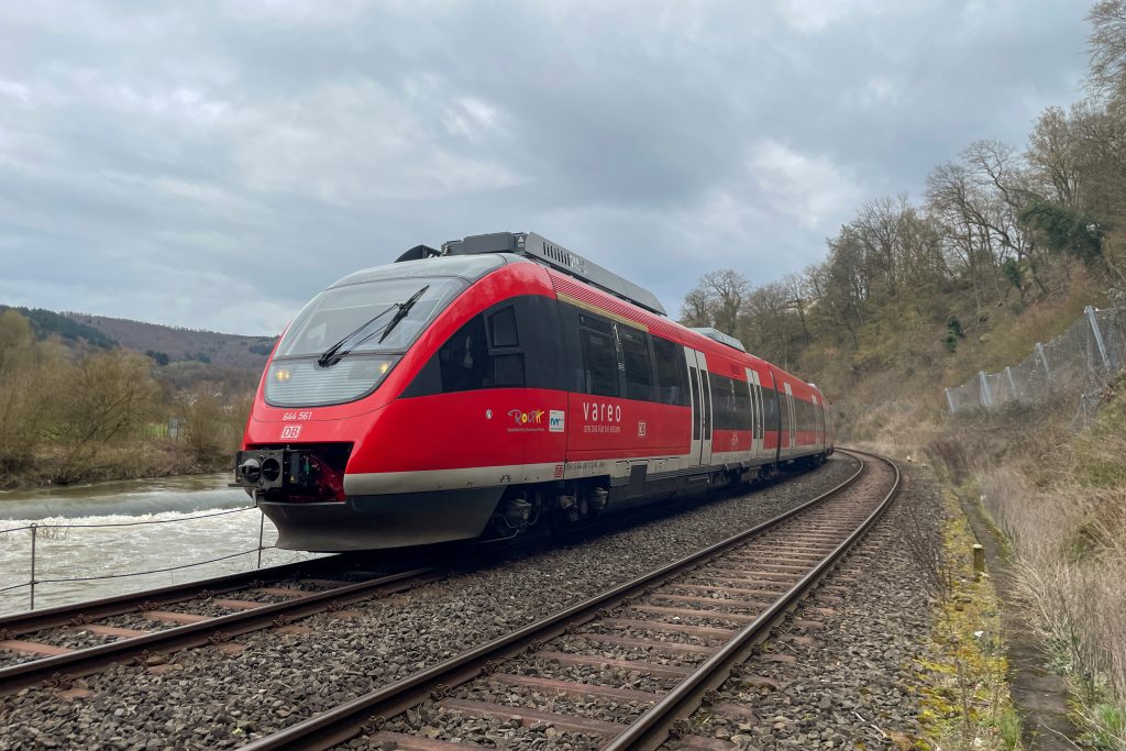 644 061 bei Kirschhofen auf der Lahntalbahn, aufgenommen am 29.03.2023.