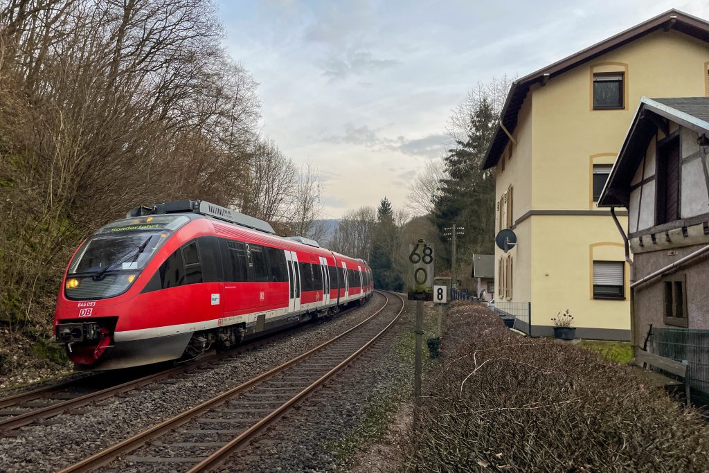 644 053 und zwei weitere 644 an einem Bahnwärterhaus bei Laurenburg auf der Lahntalbahn, aufgenommen am 22.02.2023.