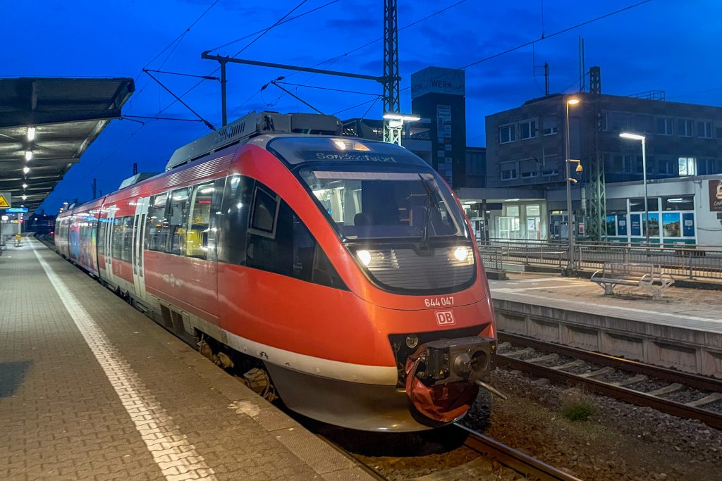 644 047 steht am Bahnsteig in Limburg auf der Lahntalbahn, aufgenommen am 29.03.2023.