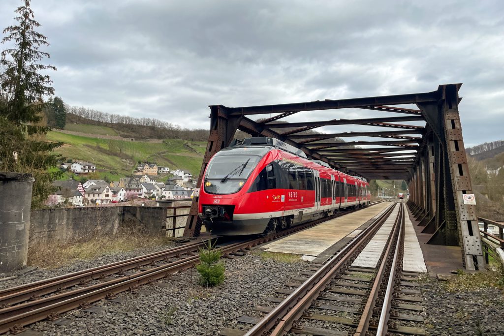 644 061 bei Obernhof auf der Lahntalbahn, aufgenommen am 29.03.2023.