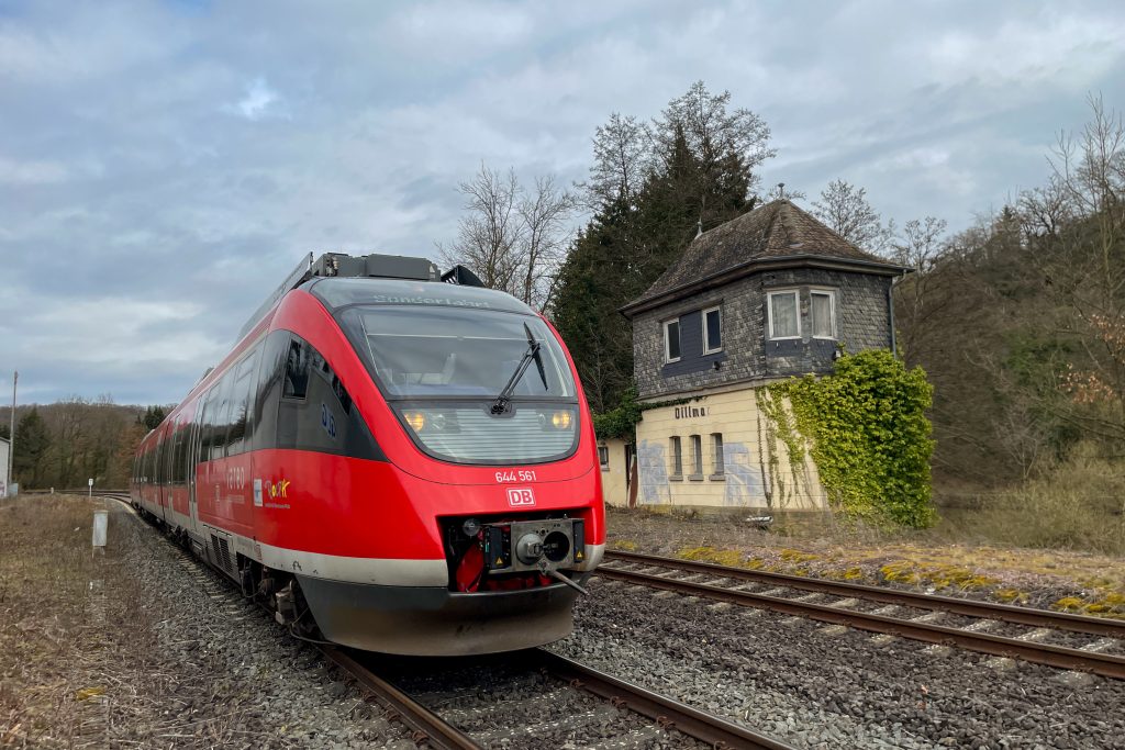 644 061 am alten Stellwerk in Vilmar auf der Lahntalbahn, aufgenommen am 29.03.2023.