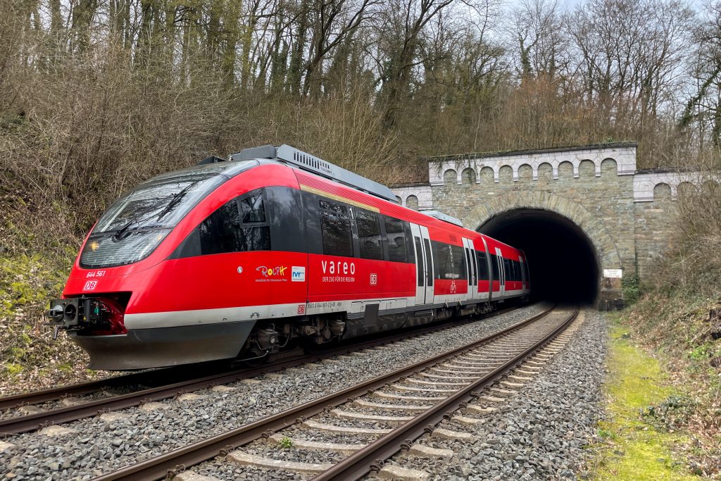 644 061 verlässt den Villmarer Tunnel auf der Lahntalbahn, aufgenommen am 29.03.2023.