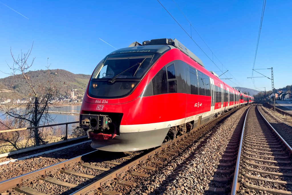 644 034 und zwei weitere 644 bei Oberdiebach auf der linken Rheinstrecke, aufgenommen am 13.02.2023.