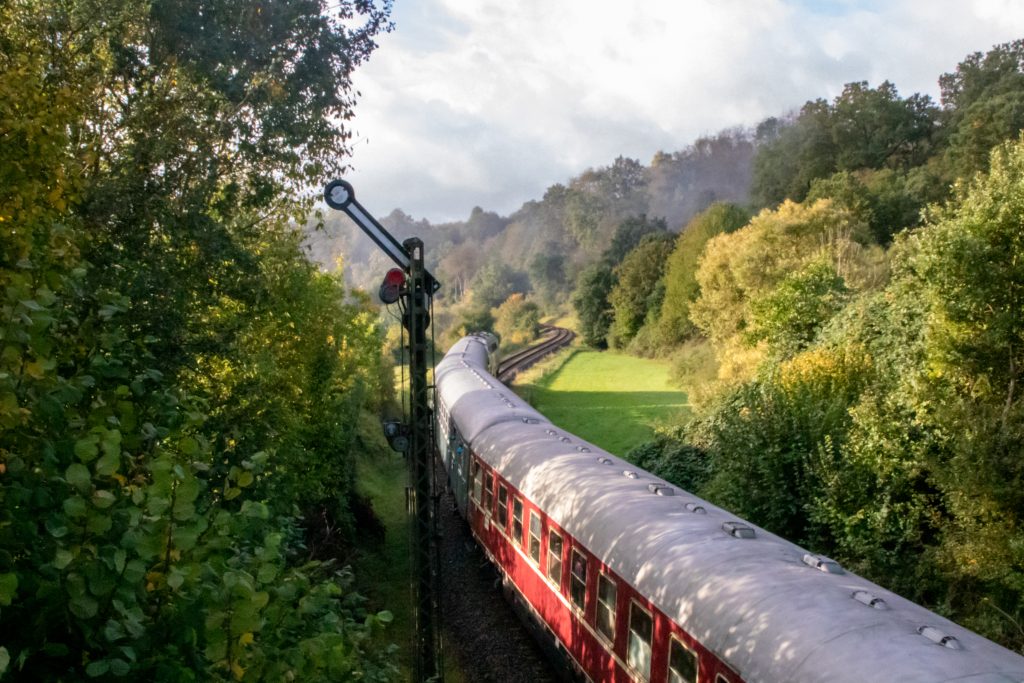 Ein MITROPA-Speisewagen am Einfahrsignal von Niederzeuzheim auf der Oberwesterwaldbahn, aufgenommen am 14.10.2023.