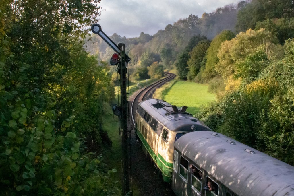 218 396 als Schublok am Einfahrsignal von Niederzeuzheim auf der Oberwesterwaldbahn, aufgenommen am 14.10.2023.