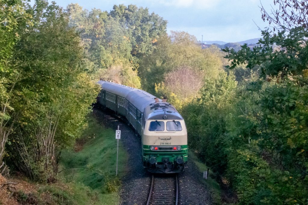 218 396 als Schublok bei Niederzeuzheim auf der Oberwesterwaldbahn, aufgenommen am 14.10.2023.