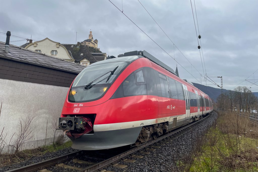 644 064 und zwei weitere 644 bei Braubach auf der rechten Rheinstrecken, aufgenommen am 17.02.2023.